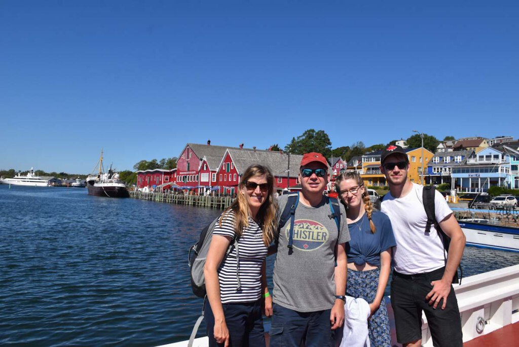 Die Travelsanne Crew in Lunenburg, Nova Scotia