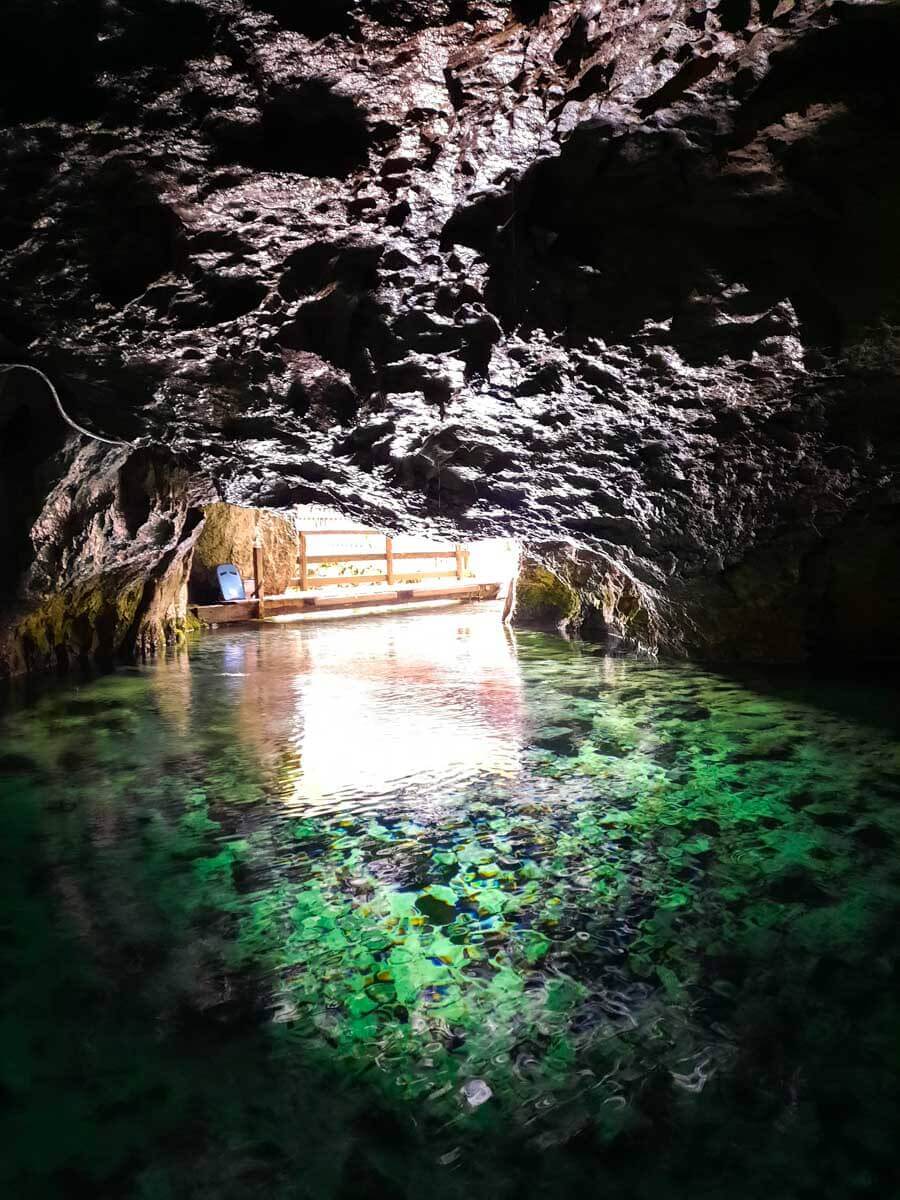 Türkisblaues Wasser in der Wimsener Höhle