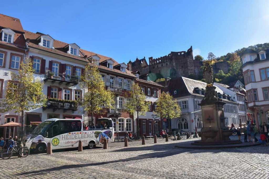 Der Kornplatz mit Schloss Heidelberg