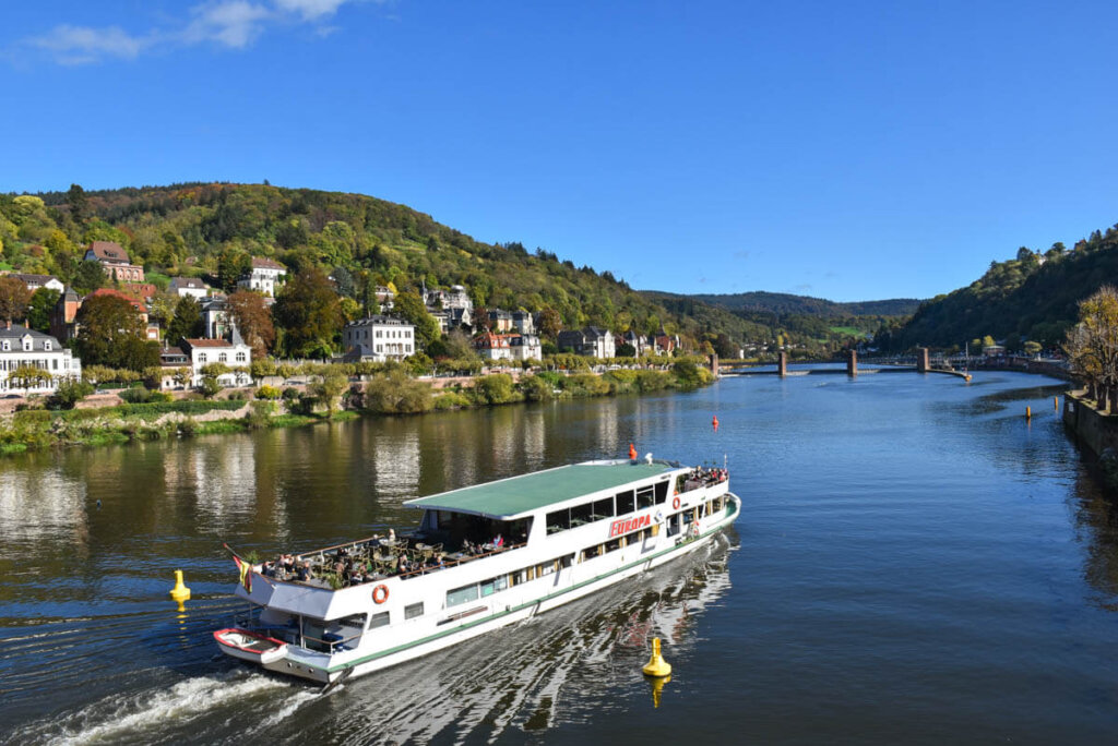 Ausflugsdampfer auf dem Neckar in Heidelberg