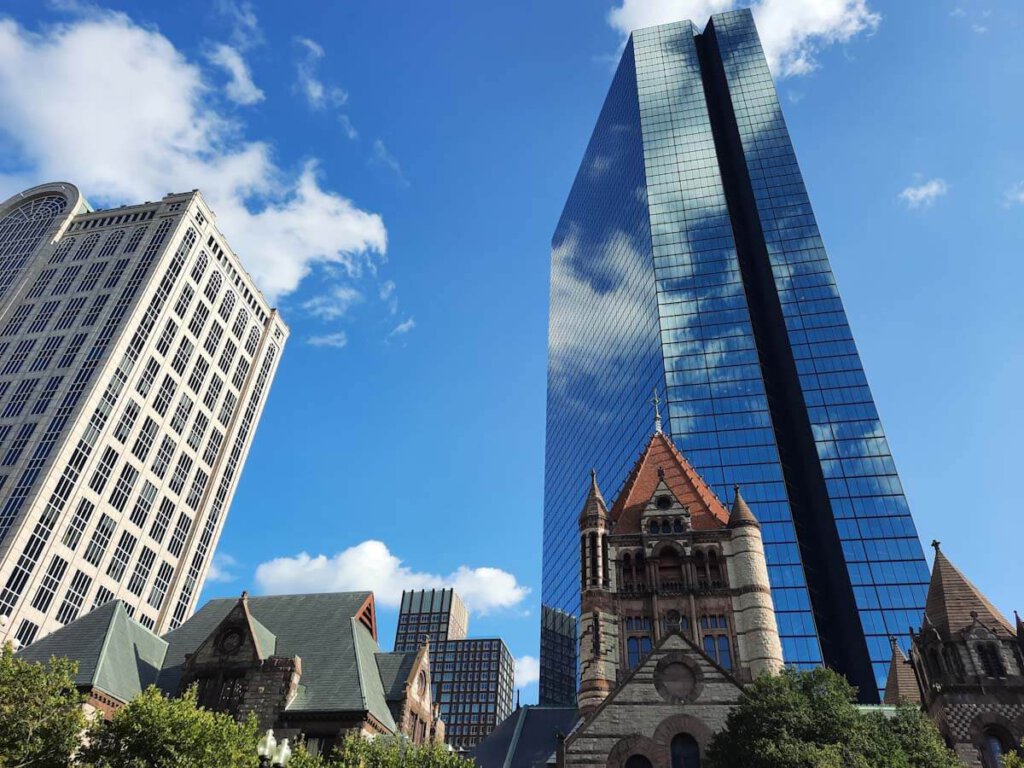 Die Trinity Church und der imposante Hancock Tower in Boston