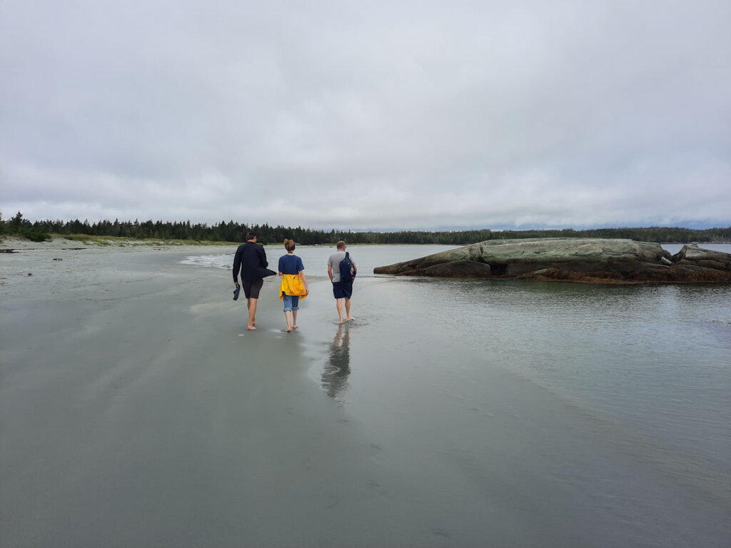 Erster Strandspaziergang am Taylor Head Beach an der Eastern Shore Nova Scotias