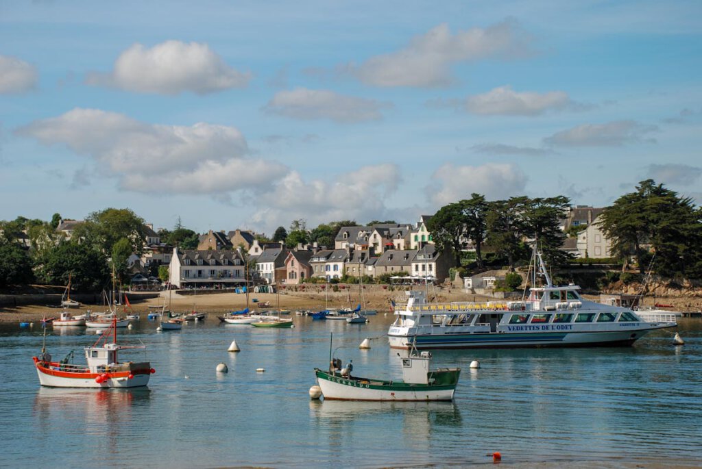 Der pittoreske Küstenort Sainte-Marine in der Bretagne