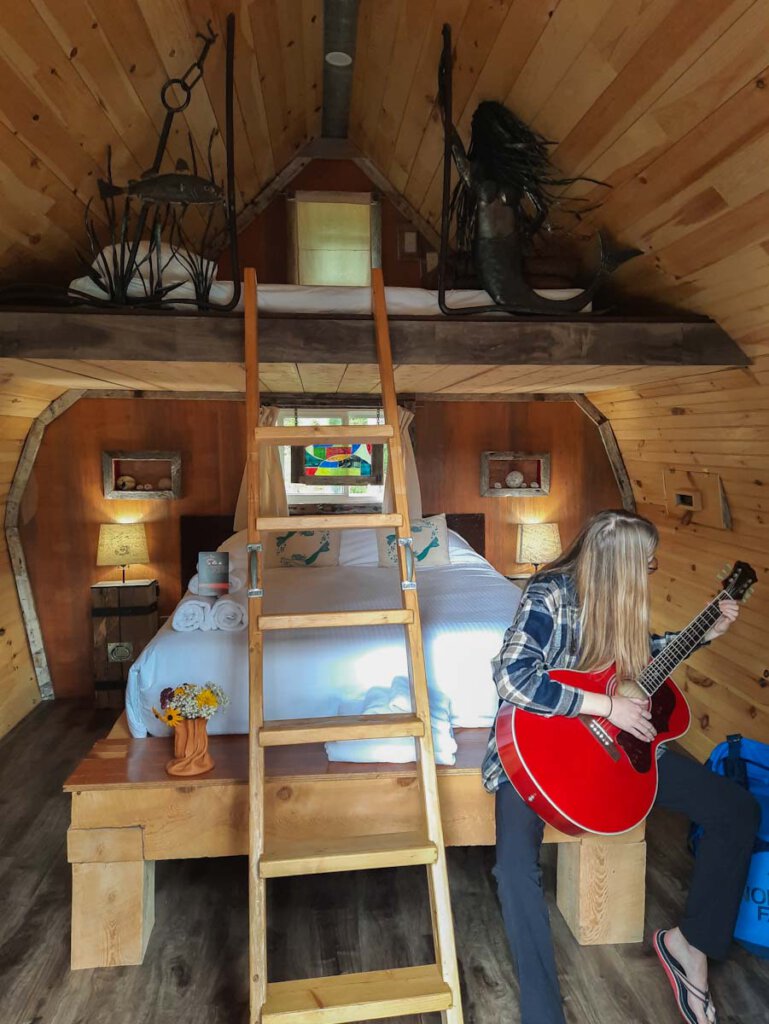 Unsere liebevoll ausgestattete River Nest Wilderness Cabin - sogar mit Gitarre