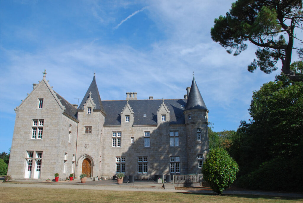 Camping Bretagne: Campingdorf mit eigenem Schloss