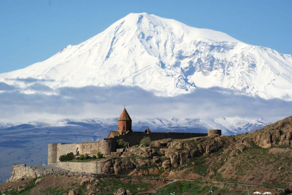 Kloster Chor Wirap vor dem schneebedeckten Berg Ararat