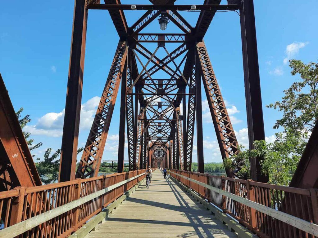 Fotospot: Die Bill Thorpe Walking Bridge in Fredericton