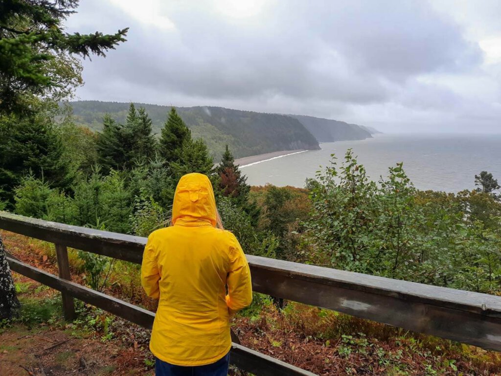 Auch im Regen wunderschön: Die Klippen der Bay of Fundy in New Brunswick