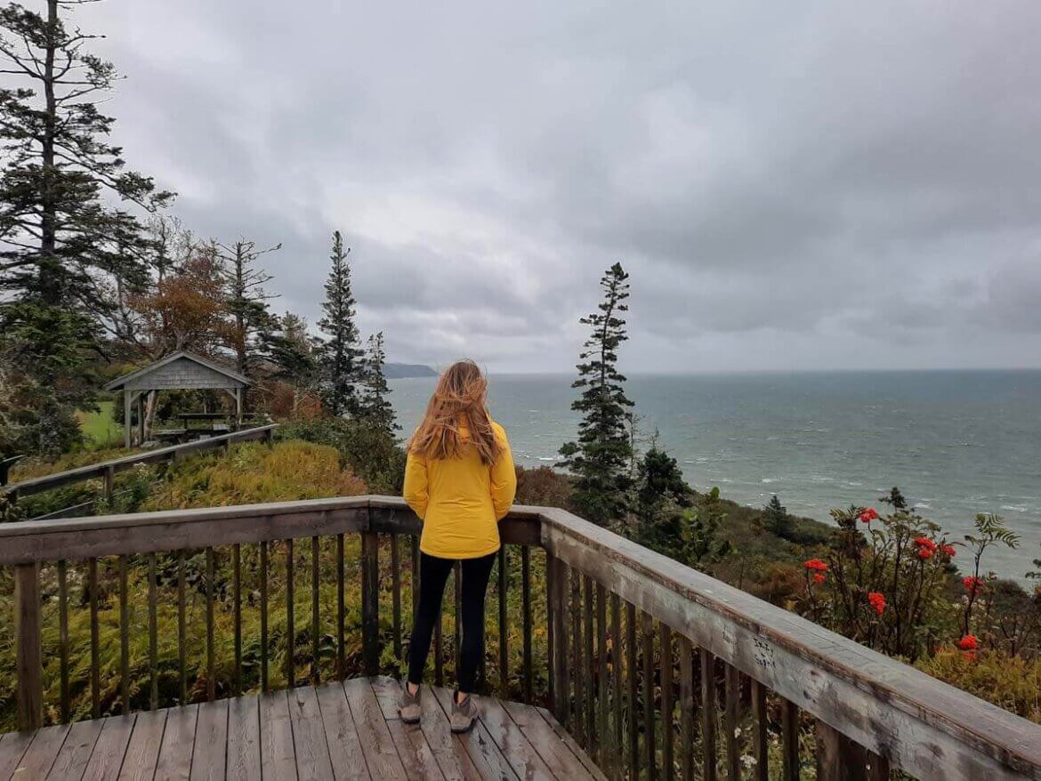 Blick vom Fundy Trail Parkway auf die stürmische Bay of Fundy