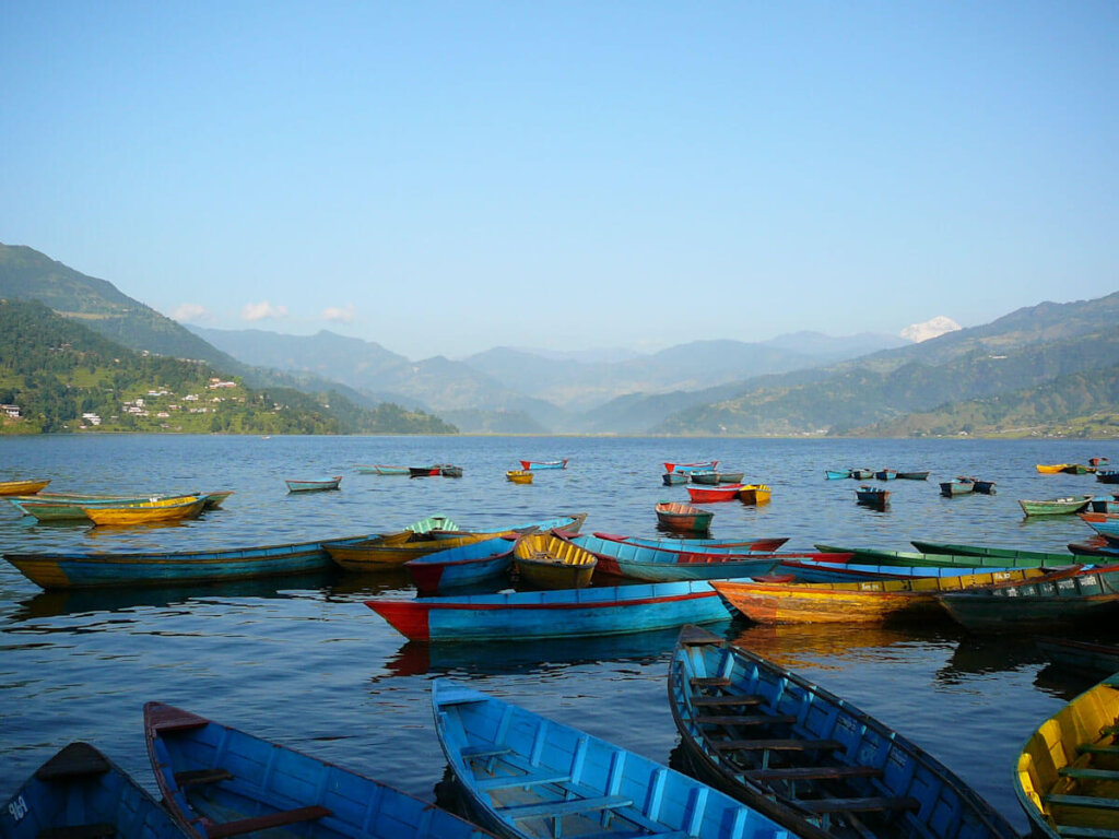 Bunte Boote auf dem Phewa See in Nepal