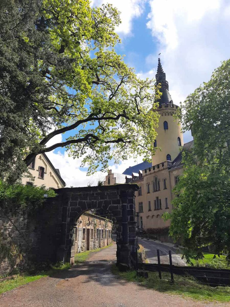 Zartes Grün umrahmt das romantische Schloss Arenfels in Bad Hönningen
