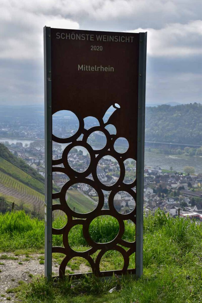 Die Stele der "Schönsten Weinsicht Mittelrhein 2020"