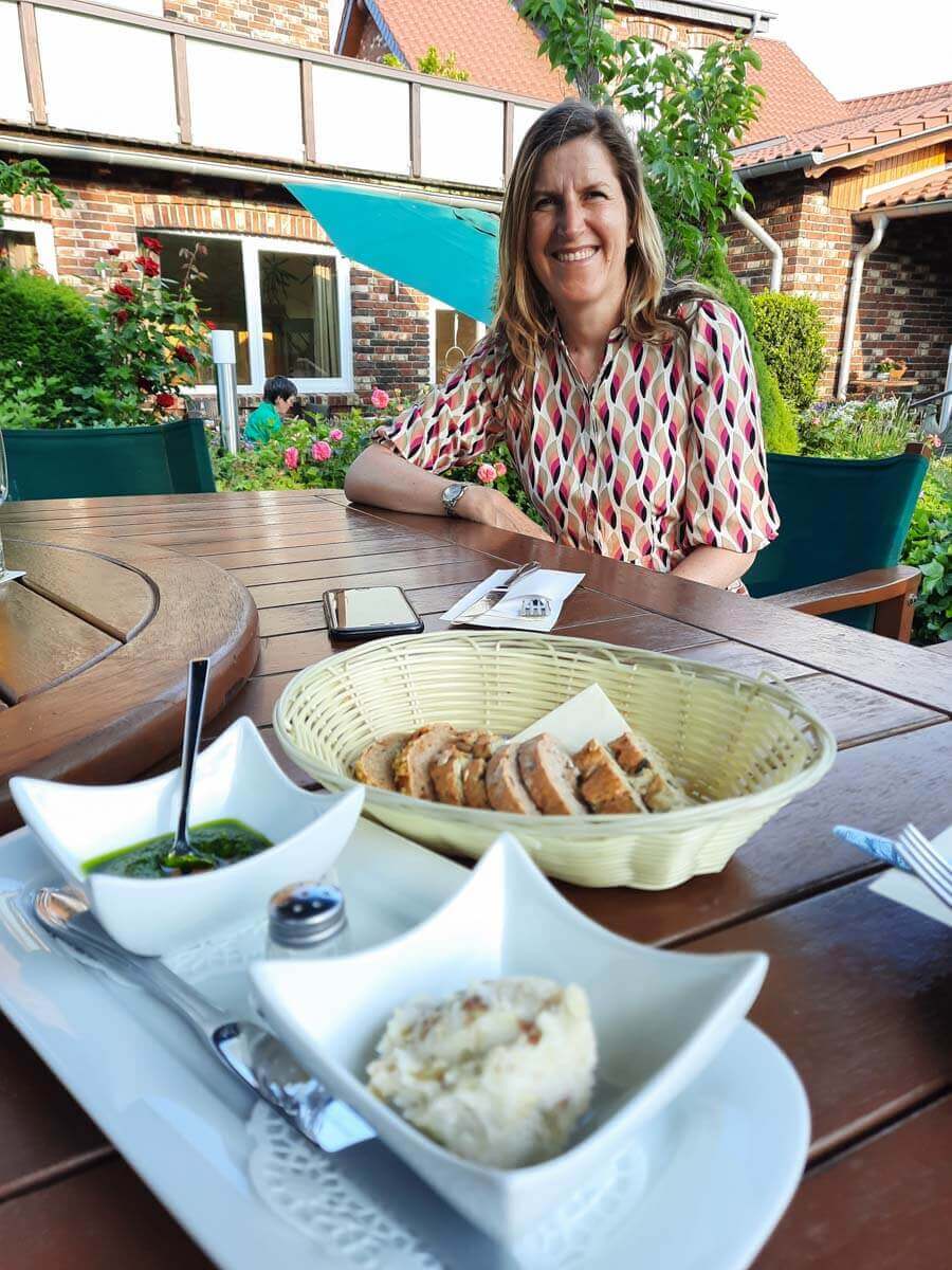 Travelsanne beim Abendessen im blühenden Garten von Restaurant Stratbücker's