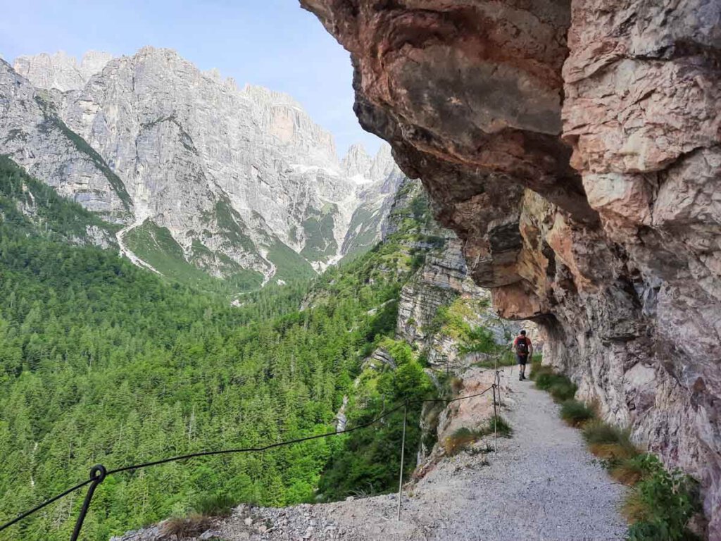 Atemberaubende Wegführung in den Brenta Dolomiten