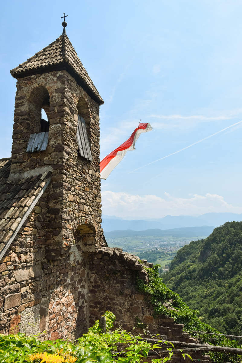 Die Fahne weht auf Burg Hocheppan in Südtirol