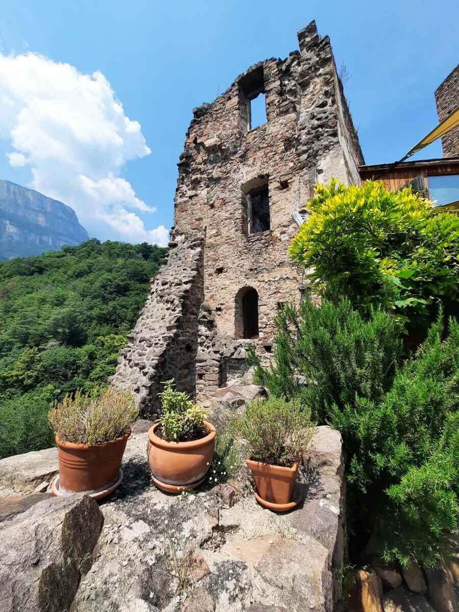 Pause auf Burg Hocheppan im Meraner Land in Südtirol