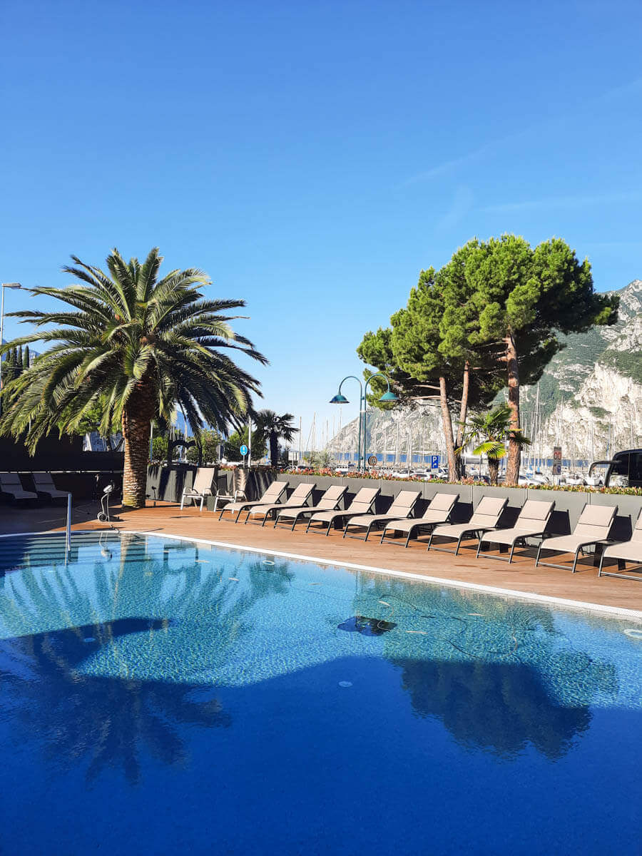 Der erfrischende Pool des Hotel Mirage in Riva del Garda