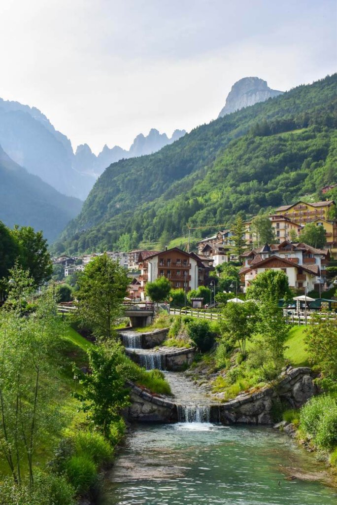 Wie aus einer anderen Welt: Molveno am Fuße der Brenta Dolomiten