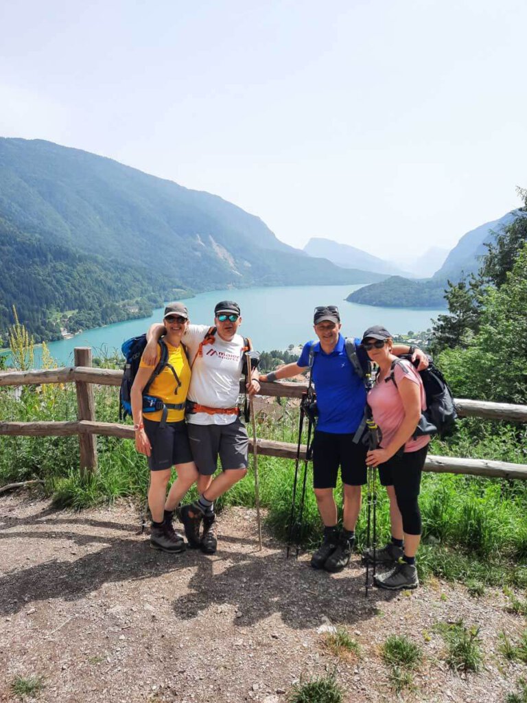 Das Travelsanne Wanderteam ist angekommen am Etappenziel Molveno am Fuße der Brenta Dolomiten
