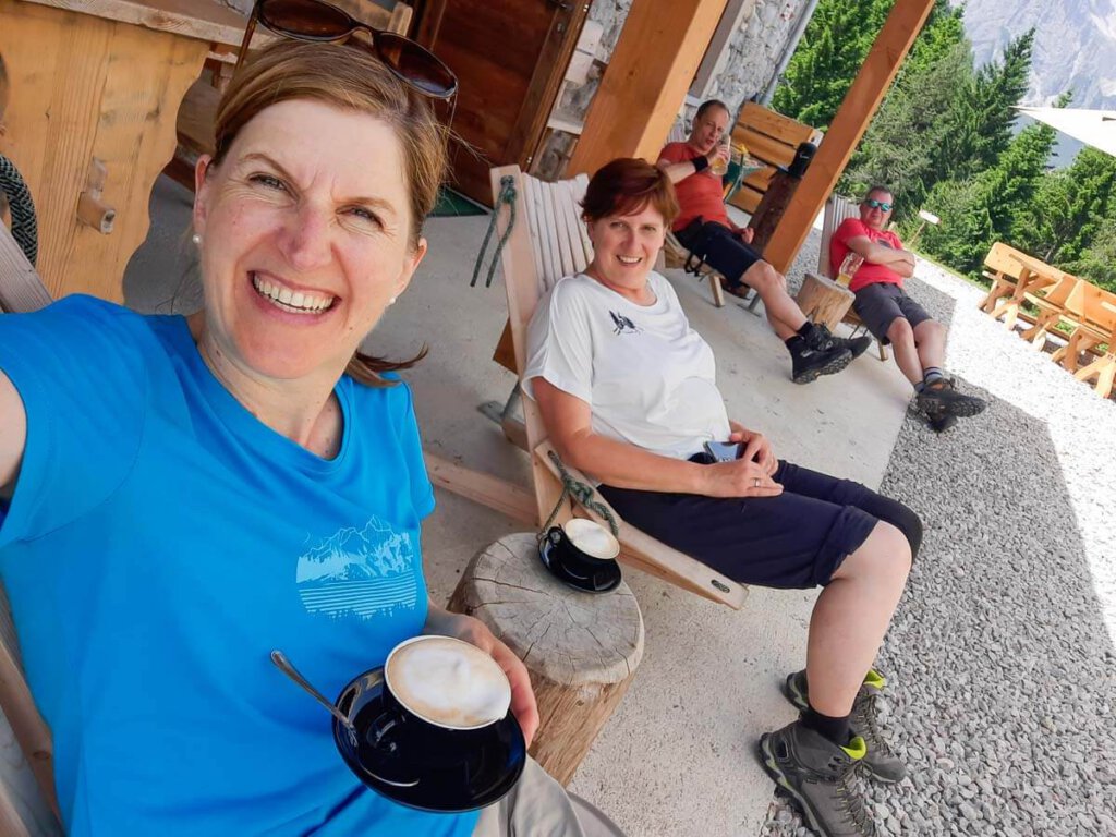 Wohlverdiente Pause auf dem Rifugio Malga Andalo in den Brenta Dolomiten