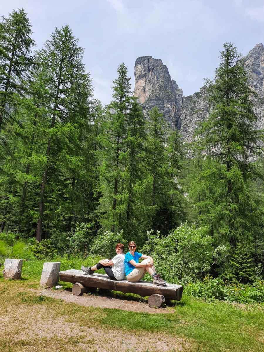 Pause mit Dolomitenblick auf dem Rifugio Selvata in der Brenta