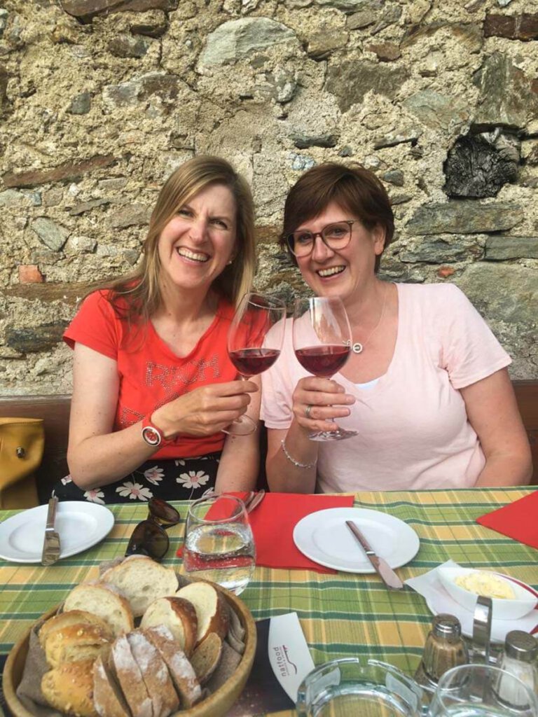 Wein trinken auf Schloss Thurnstein hoch über Meran
