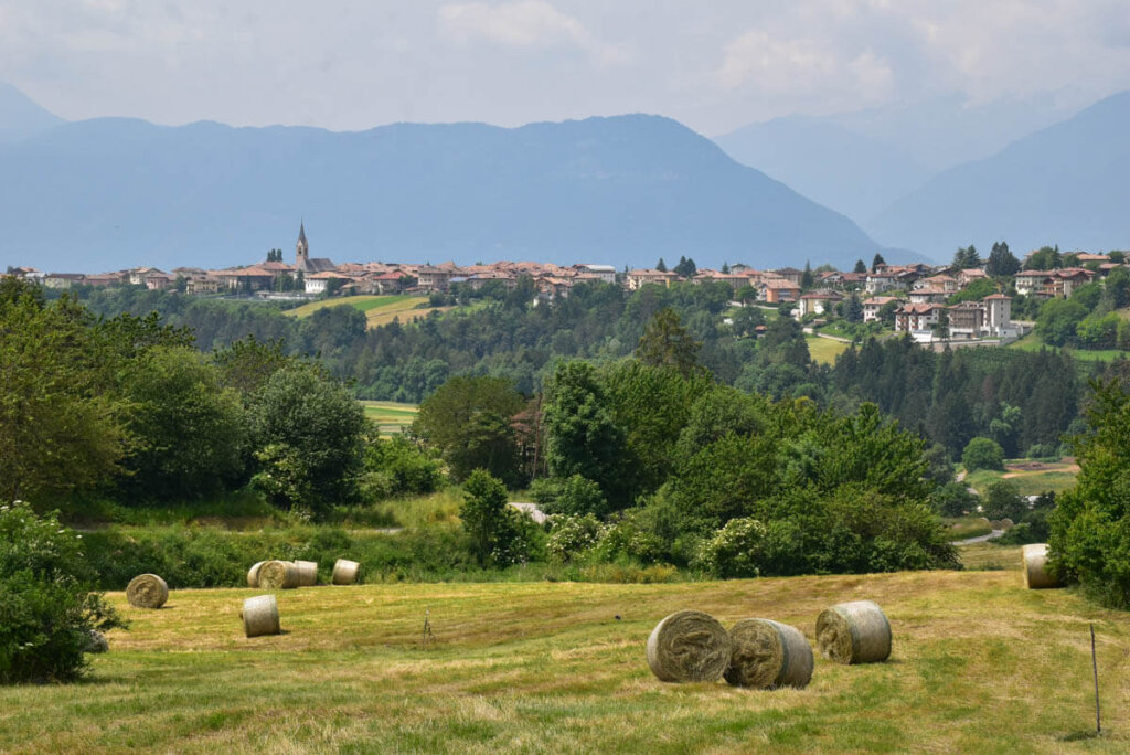 Sommerliche Idylle im Bergdorf Cavareno im Val di Non im Trentino