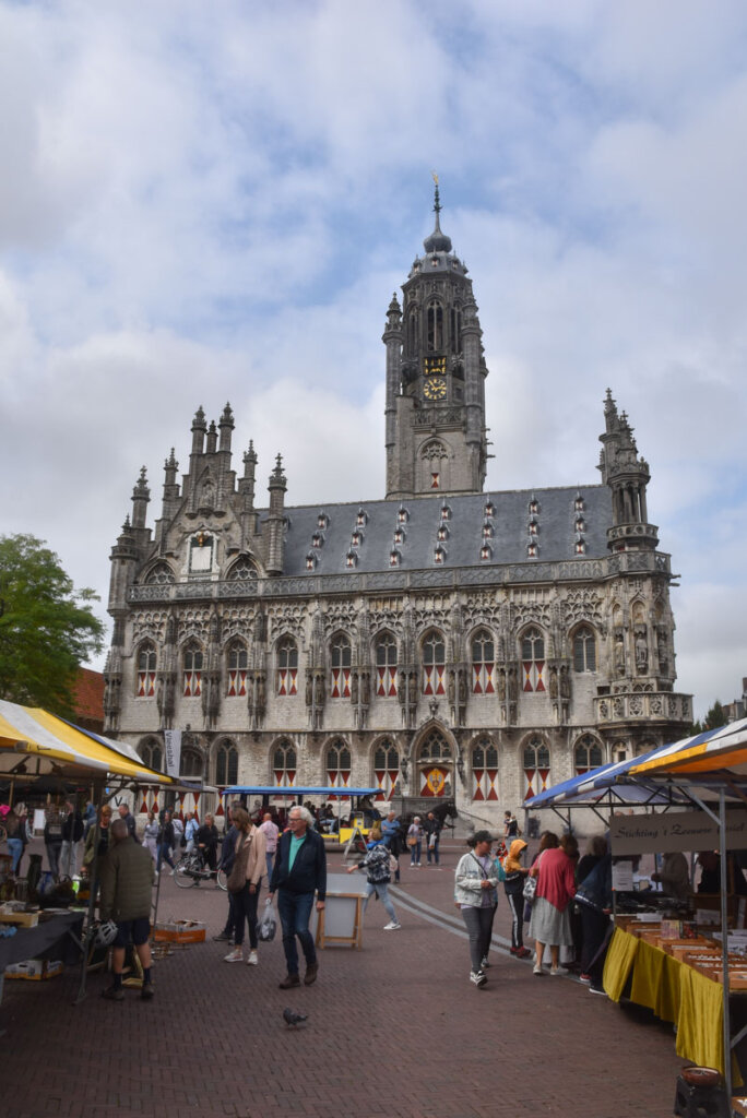 Flohmarkt vor dem spätgotischen Stadthuis in Middelburg