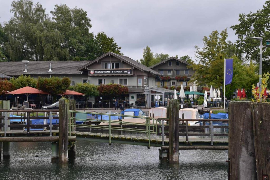 Blick vom Hafen auf Hotel Schlossblick und Pension Westernacher in Prien am Chiemsee