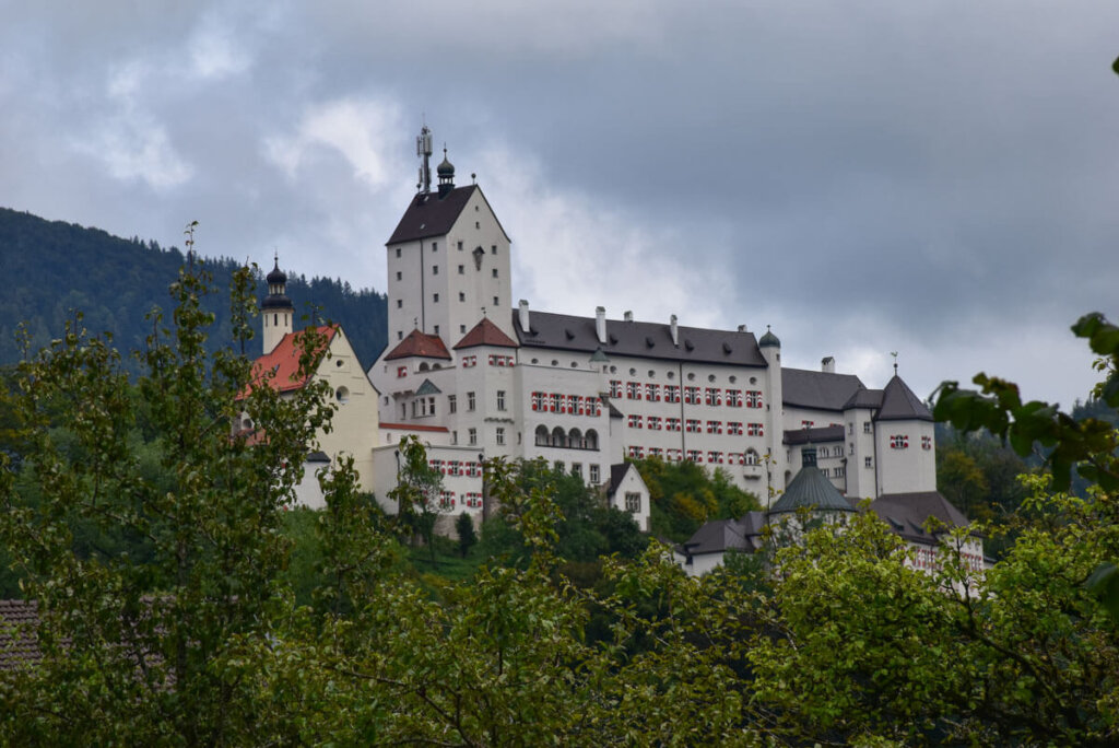 Das imposante Schloss Hohenaschau thront über Aschau im Chiemgau