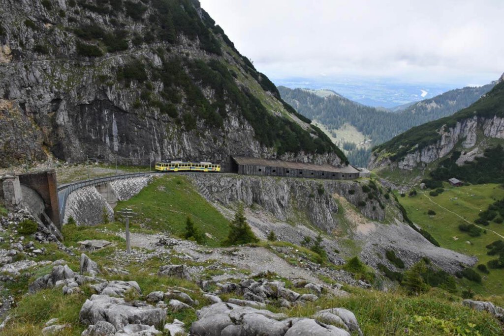 Die Wendelsteinzahnradbahn in den Bayerischen Alpen auf ihrer abenteuerlichen Fahrstrecke