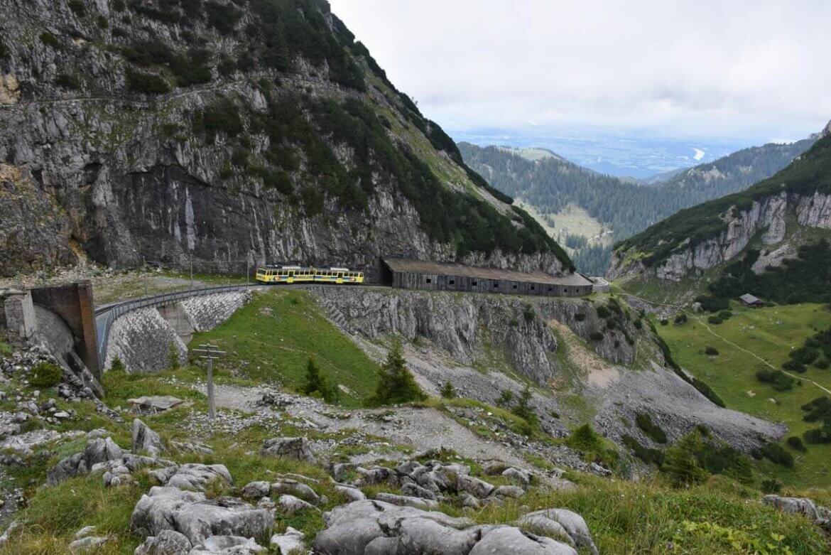 Die Wendelsteinzahnradbahn in den Bayerischen Alpen auf ihrer abenteuerlichen Fahrstrecke