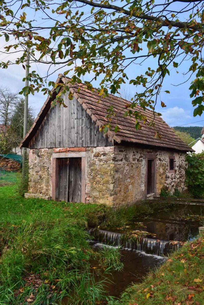 Schwarzwald Dorfurlaub: Eine der historischen Bachkuchine am Dorfbach in Unterentersbach