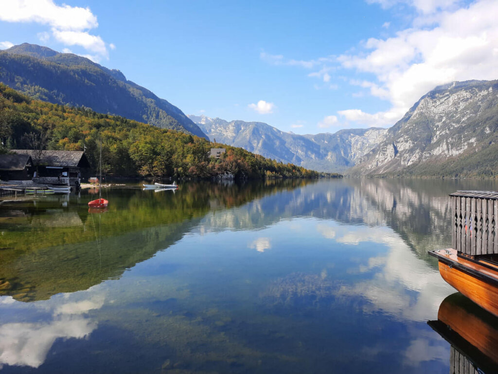 Lake Bohinj in Slowenien inmitten der Julischen Alpen