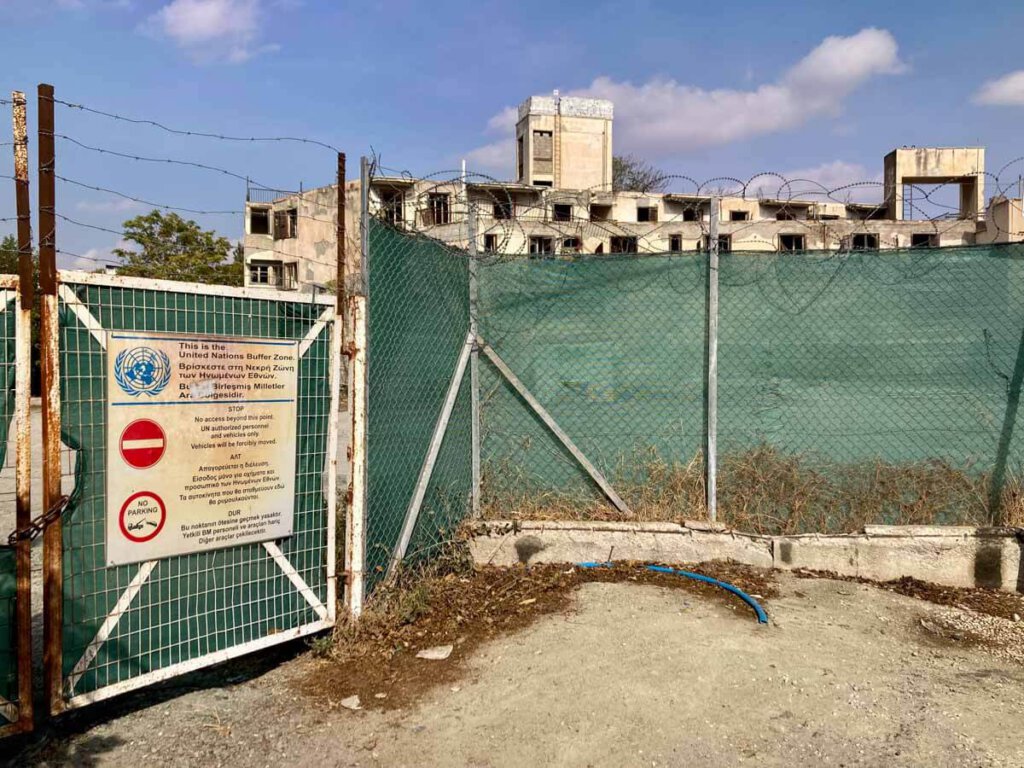 Grenzzaun um die "green line" in Zyperns Hauptstadt Nikosia