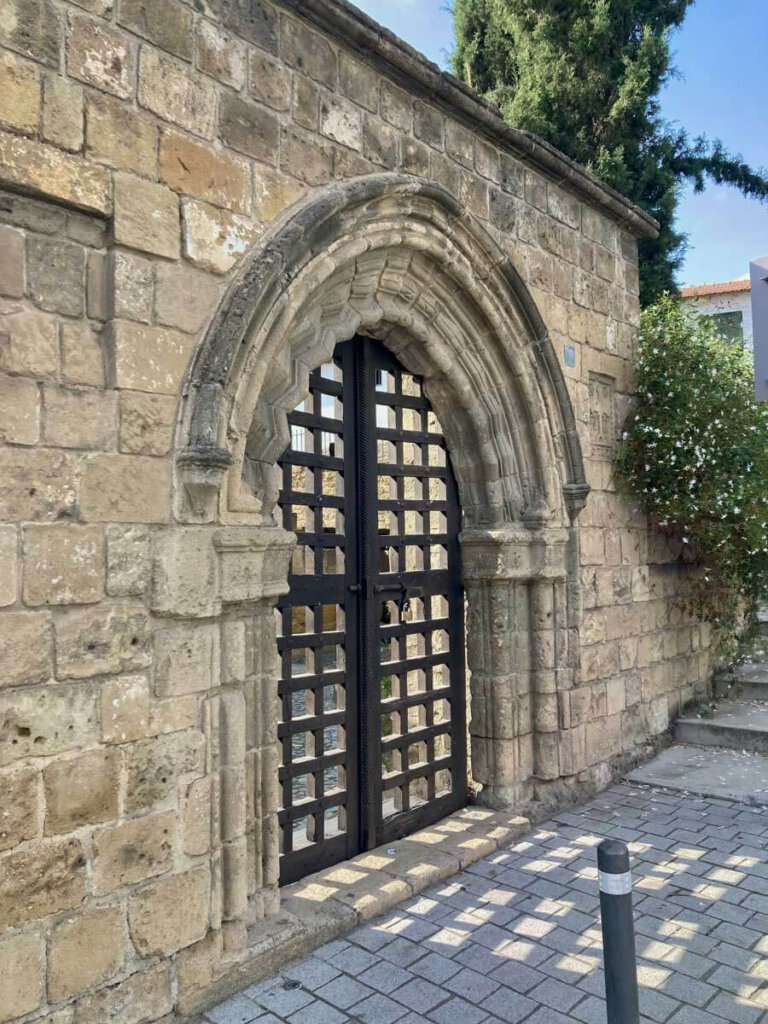 Tor zum Casteliotissa Medieval Hall gegenüber vom Paphos Gate in Nikosia