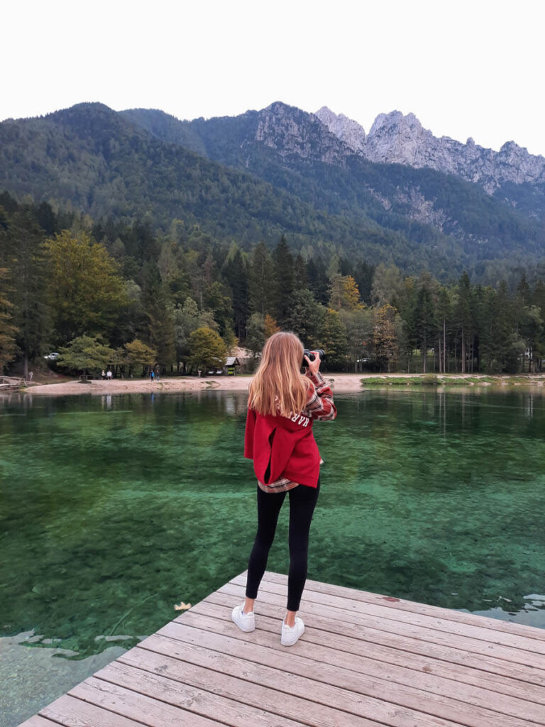 Fee am smaragdgrünen Jezero Jasna in Slowenien