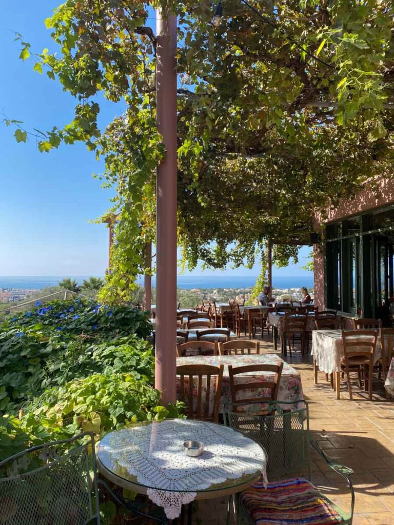 Essen mit Aussicht: Die Melitzia Taverna in Tala auf Zypern