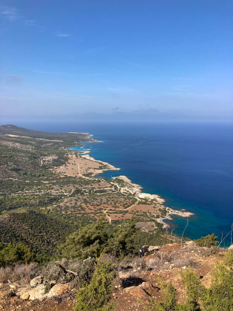 Blick vom Aphrodite Trail hinüber zur Blauen Lagune auf Zypern