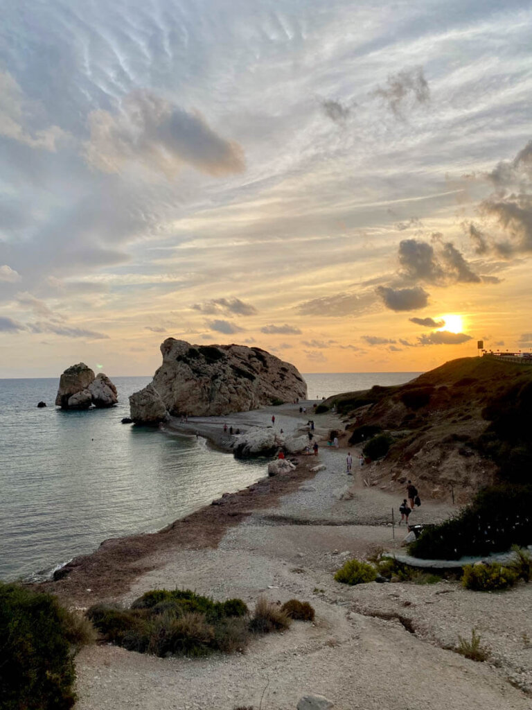 Zypern Sehenswürdigkeit: Die Felsen der Aphrodite auf Zypern im Sonnenuntergang