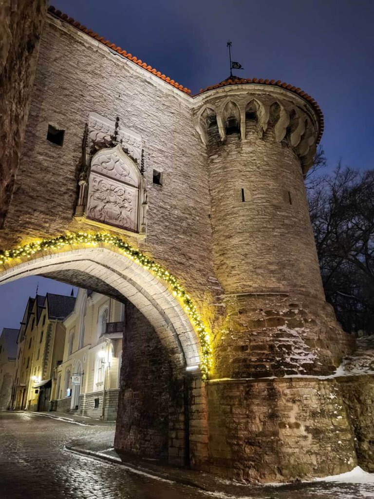 Die romantisch beleuchtete Strandpforte, eines der Tore zu Tallinns Altstadt