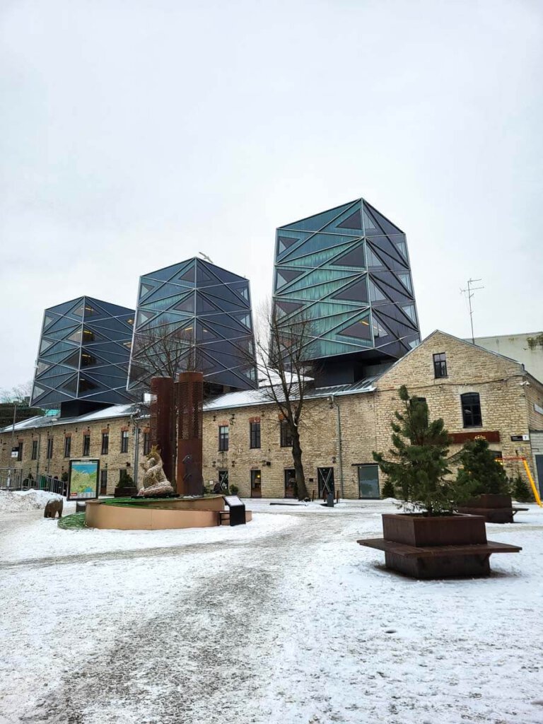 Moderne Architektur meets alte Fabrikgebäude im Rotermann Viertel