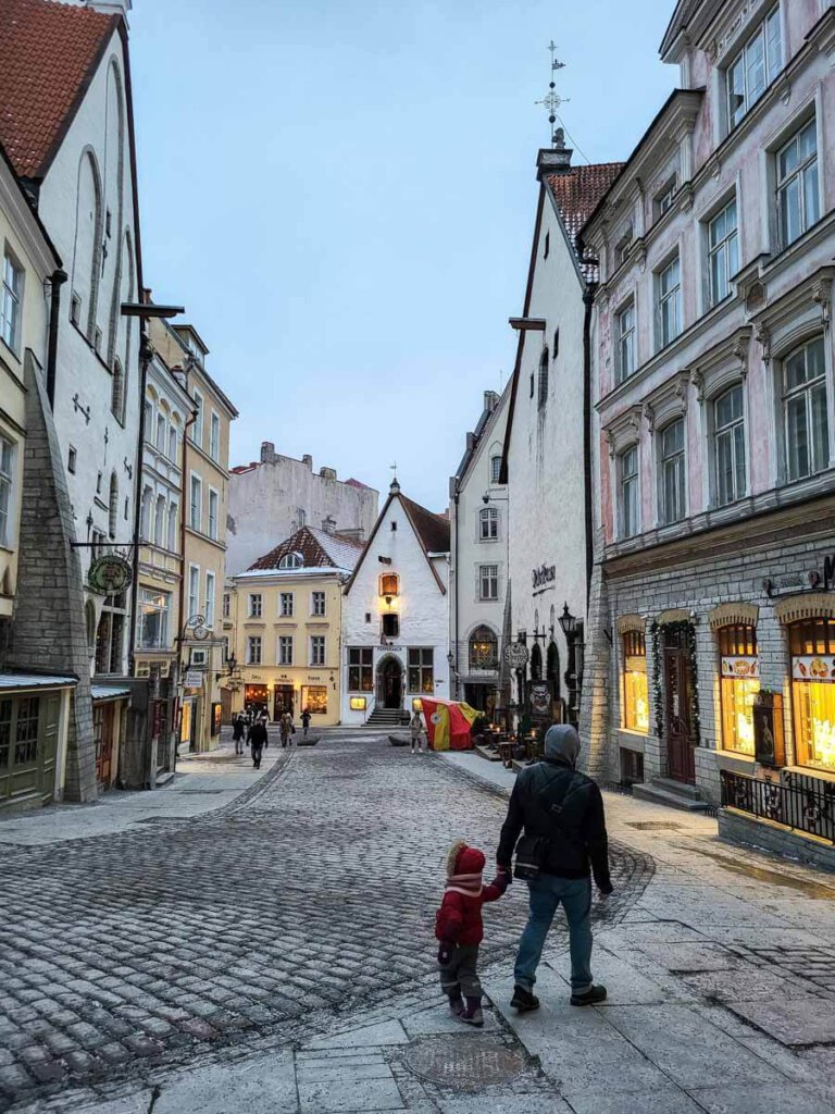 Tallinns Rathausplatz mit seinen historischen Bürgerhäusern