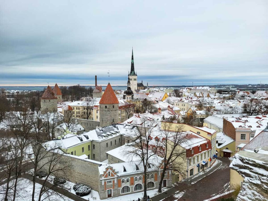 Blick auf Tallinns Altstadt und die Ostsee von der Patkuli Aussichtsplattform