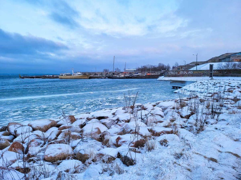 Eisiger Wintertag an der Ostseeküste, rechts Tallinns Linnahall