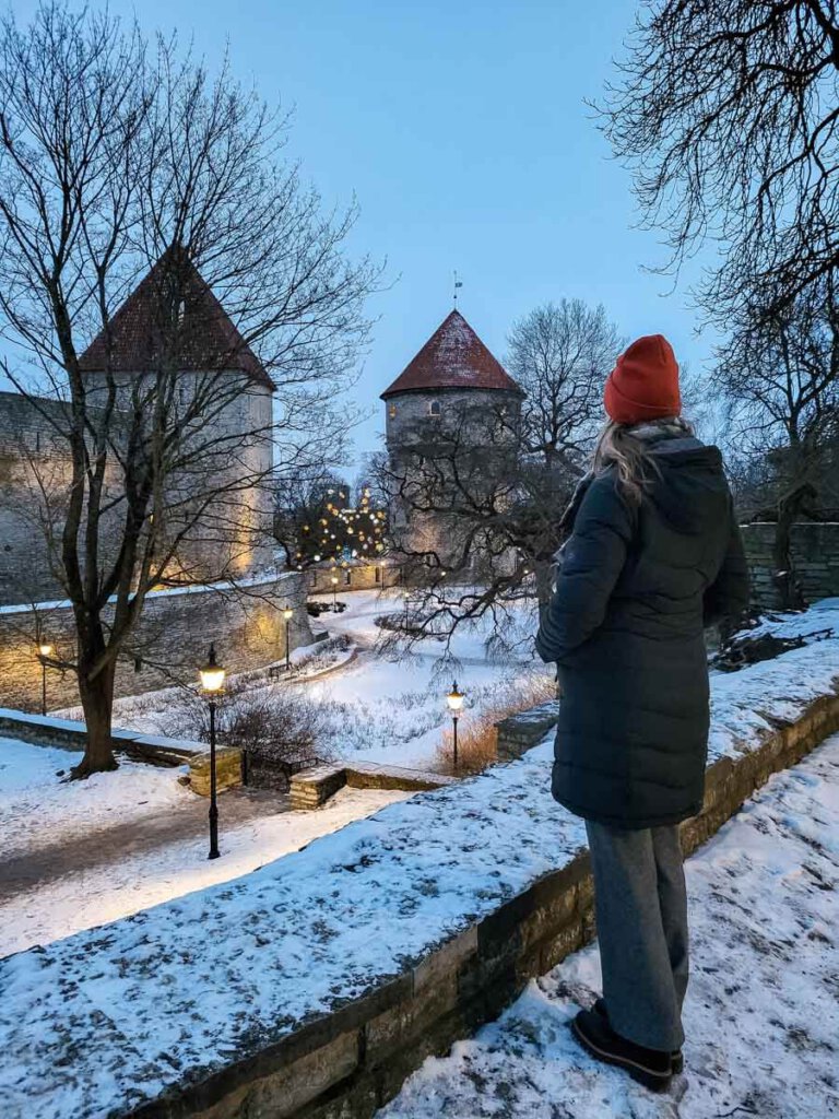 Winterliche Abendstimmung am Schlossplatz in Tallin
