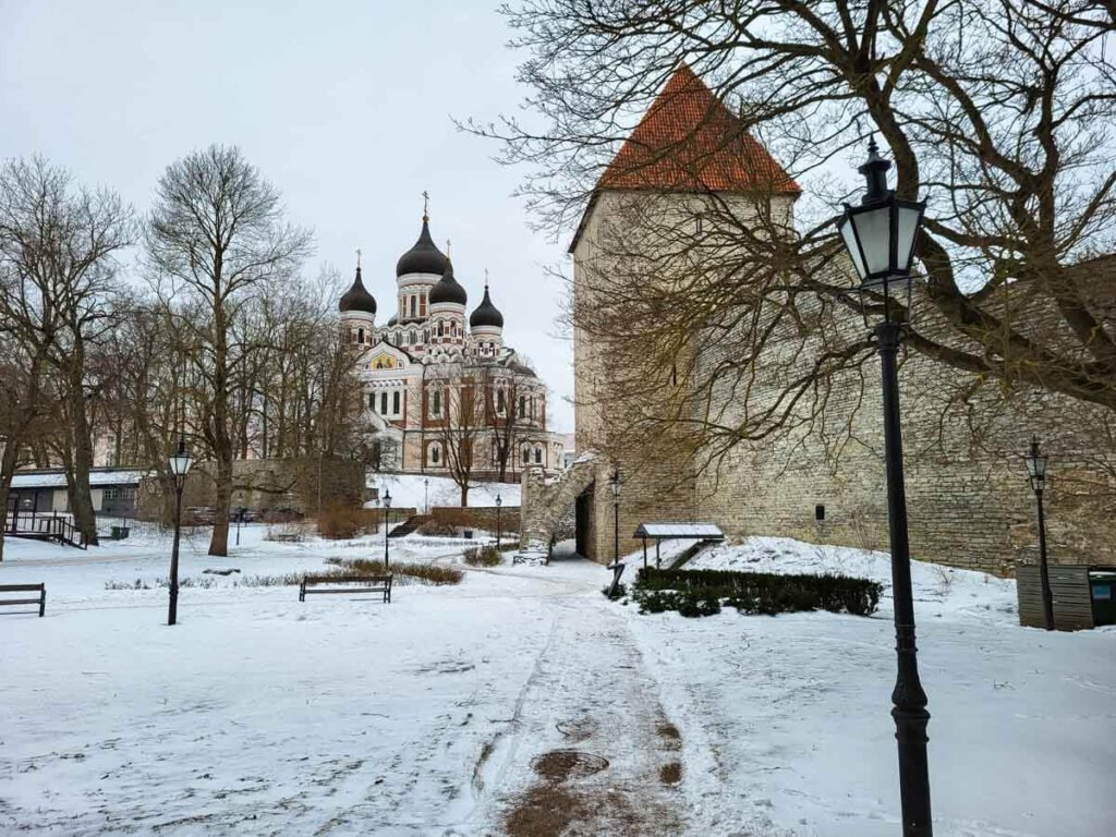Blick auf Tallinns Stadtmauer & die Kathedrale