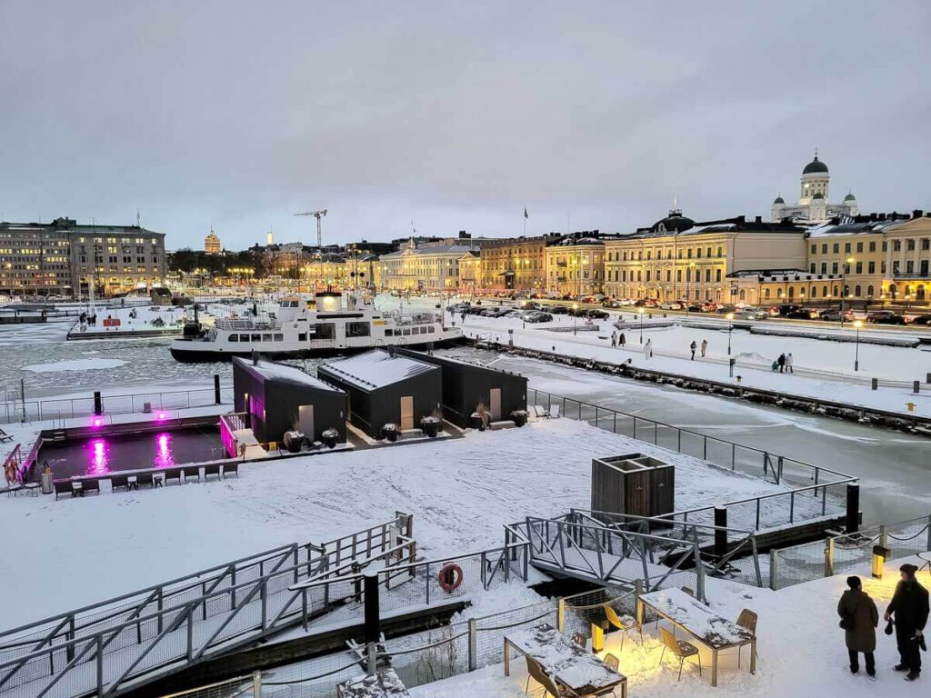 Blick vom Allas Sea Pool über das nächtliche Helsinki im Winter