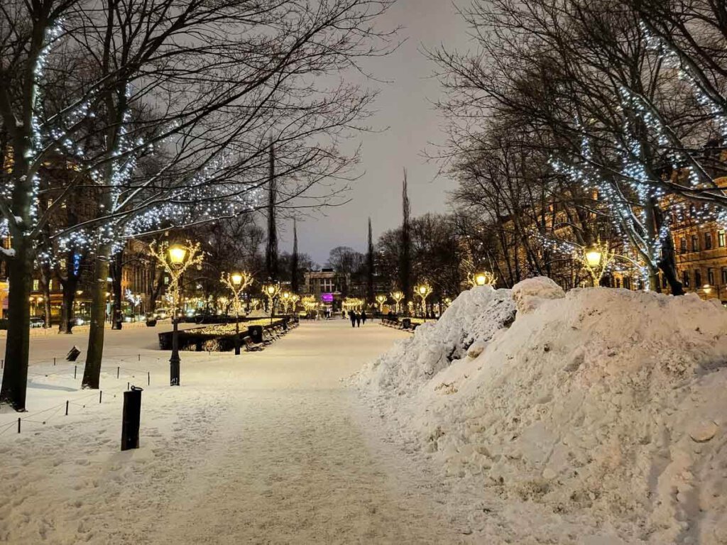 Zauberhaft beleuchtet: Helsinkis Esplanadi-Park im Winter