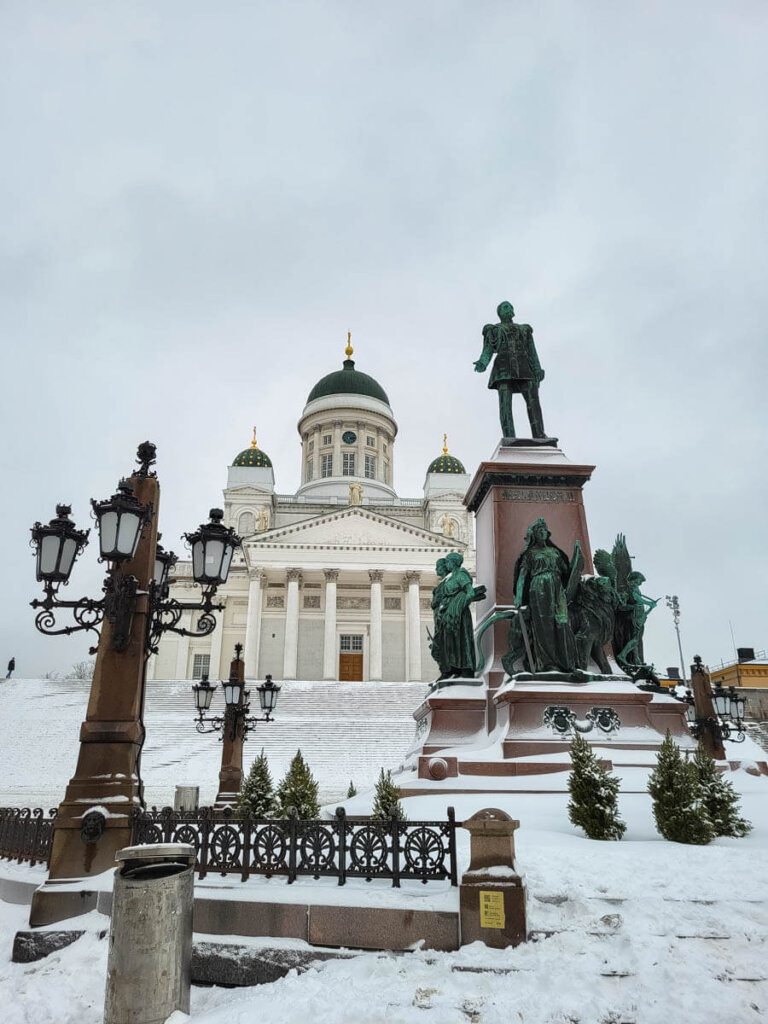 Helsinkis Dom mit dem Alexander-II.-Denkmal